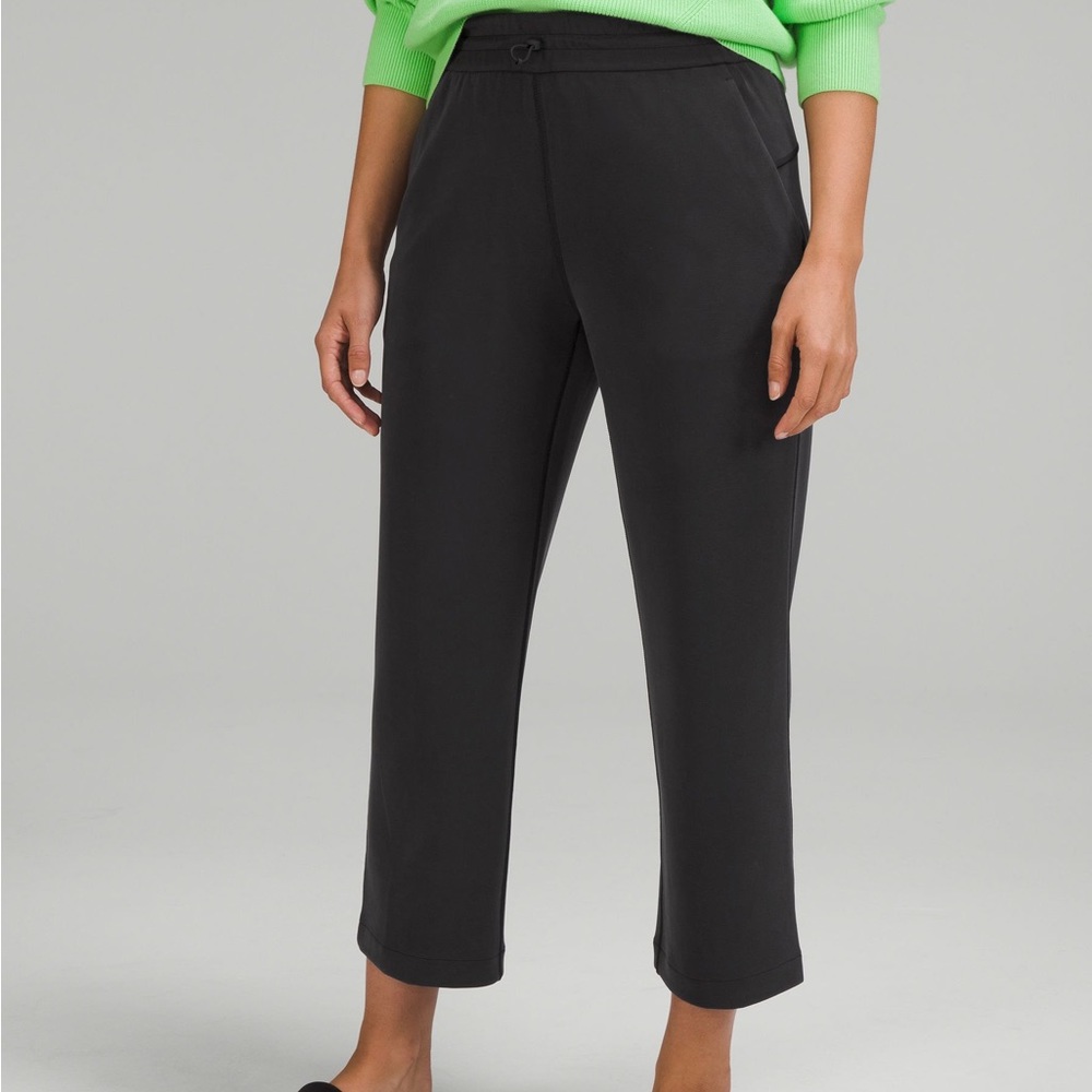 BNWT - SOFTSTREME HIGH-RISE STRAIGHT LEG CROP size 6